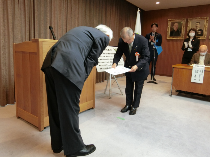 表彰状及び記念品の贈呈1