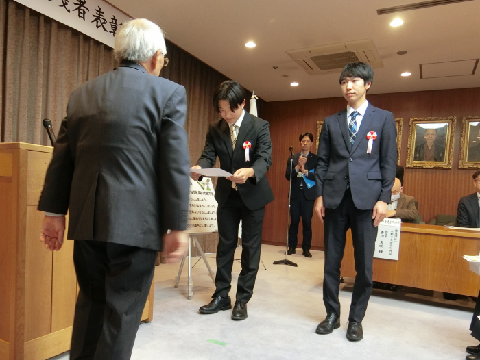 表彰状及び記念品の贈呈2