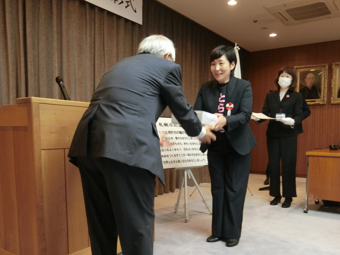 表彰状及び記念品の贈呈3