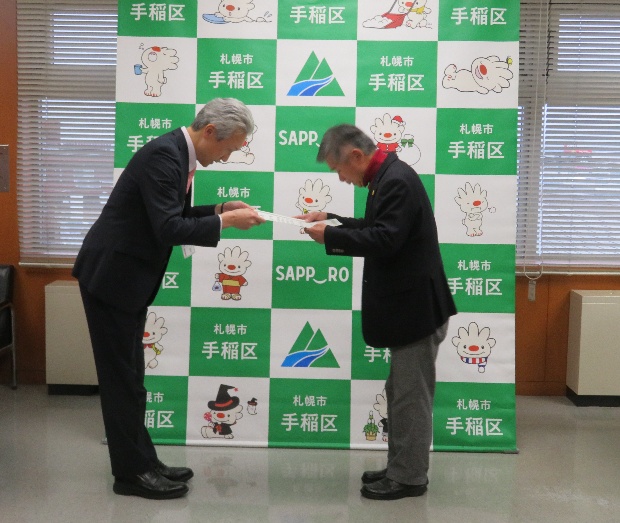 表彰状伝達の様子