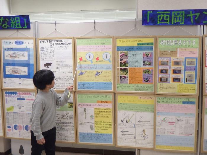 ポスターで説明する団員の様子2
