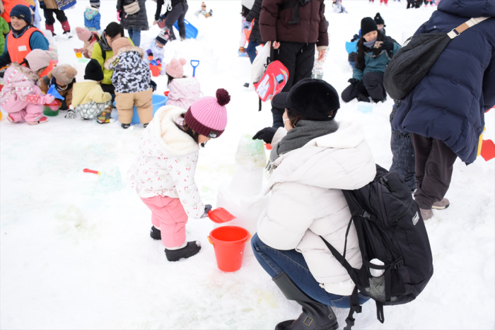 色水雪遊びをする子どもたち