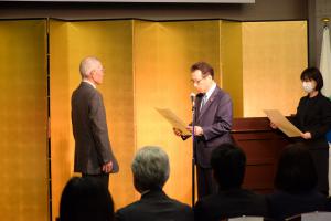 秋元市長から表彰状授与