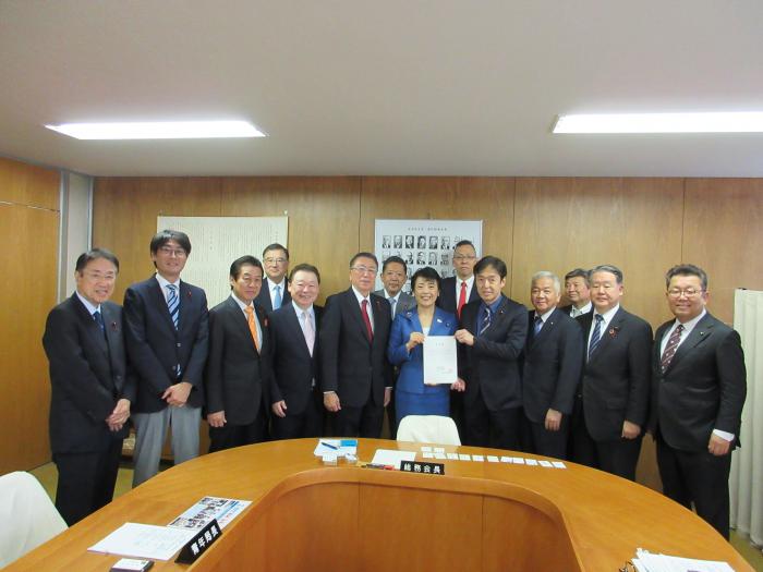有村治子自由民主党総務会長に要望を行う長内議長