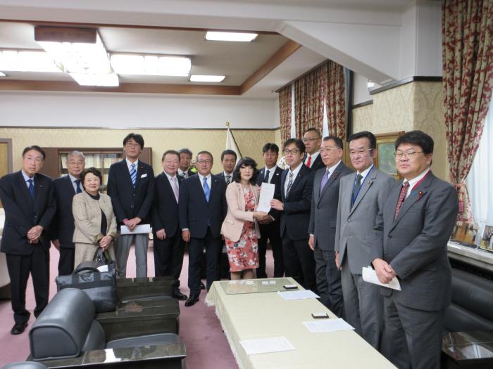 片山さつき財務大臣に要望を行う長内議長