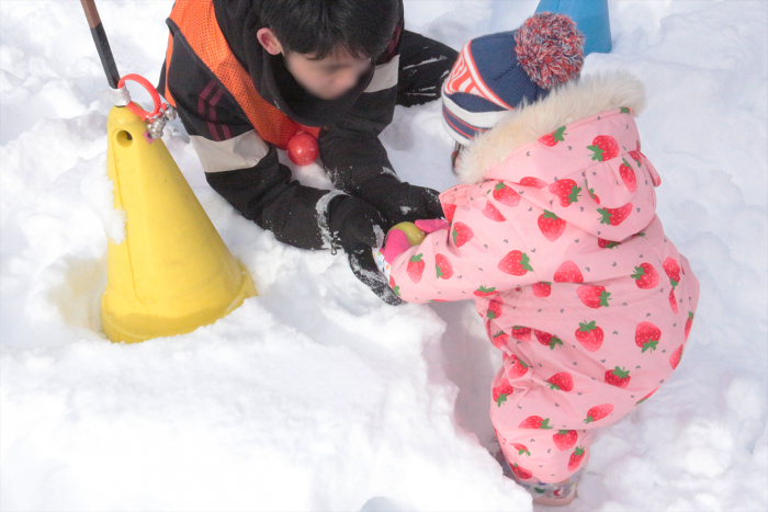雪遊びする子どもの様子