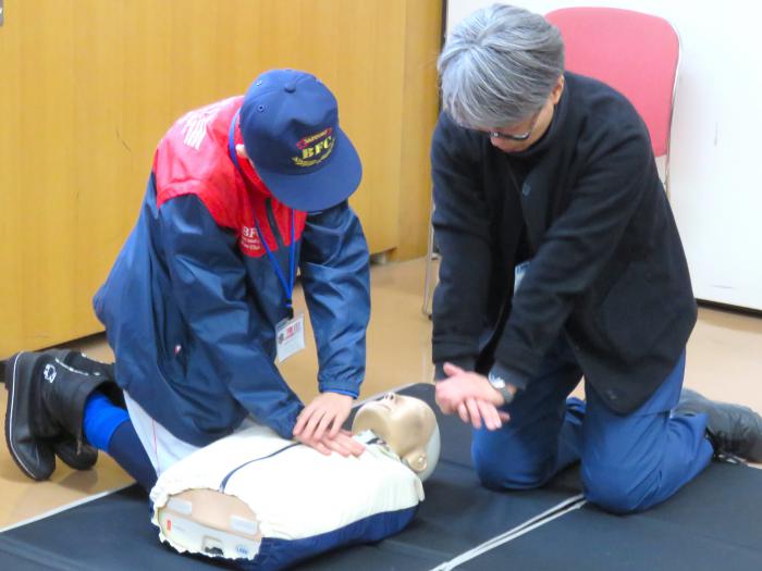 クラブ員検定の実技試験でクラブ員が胸骨圧迫を実施している様子