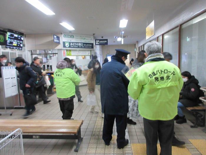 街頭啓発(配布の様子)
