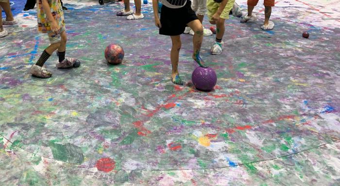 ボールを転がすアートの制作中の様子