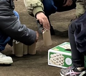 モルックをする子ども