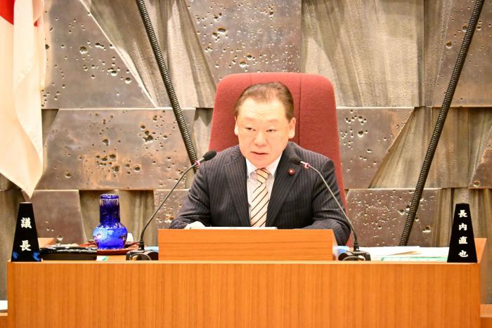 議事進行を行う長内議長の写真