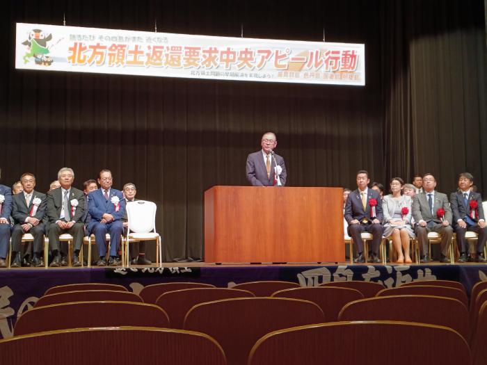 出発式にてあいさつする根室市石垣市長の写真