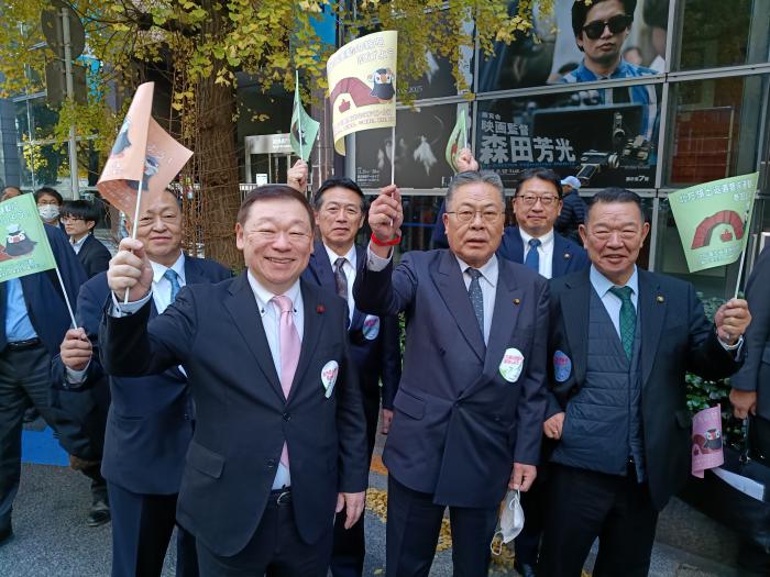 アピール行進を行う長内議長(左から2人目)の写真