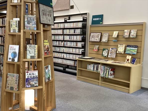 1階図書室展示「読む地図」展示の写真1