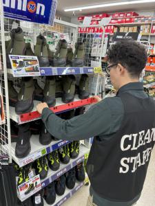 店舗で働く様子の画像1