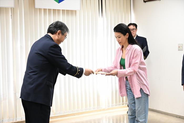 村上さんの表彰の様子