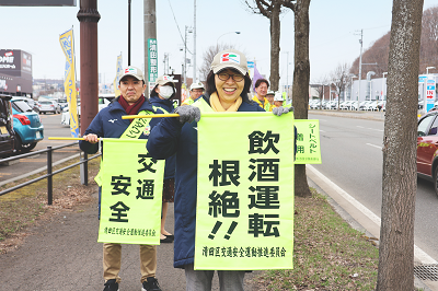 街頭啓発を行う浅山区長ら