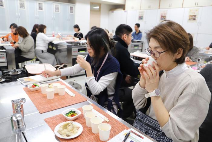 だしの飲み比べの様子