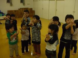 手首をごしごしする子どもたち