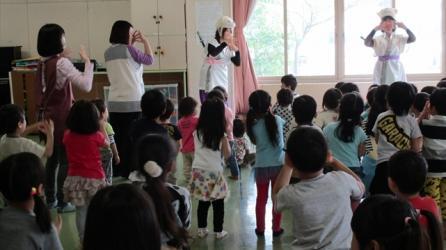 踊りながら手洗いの復習をする様子