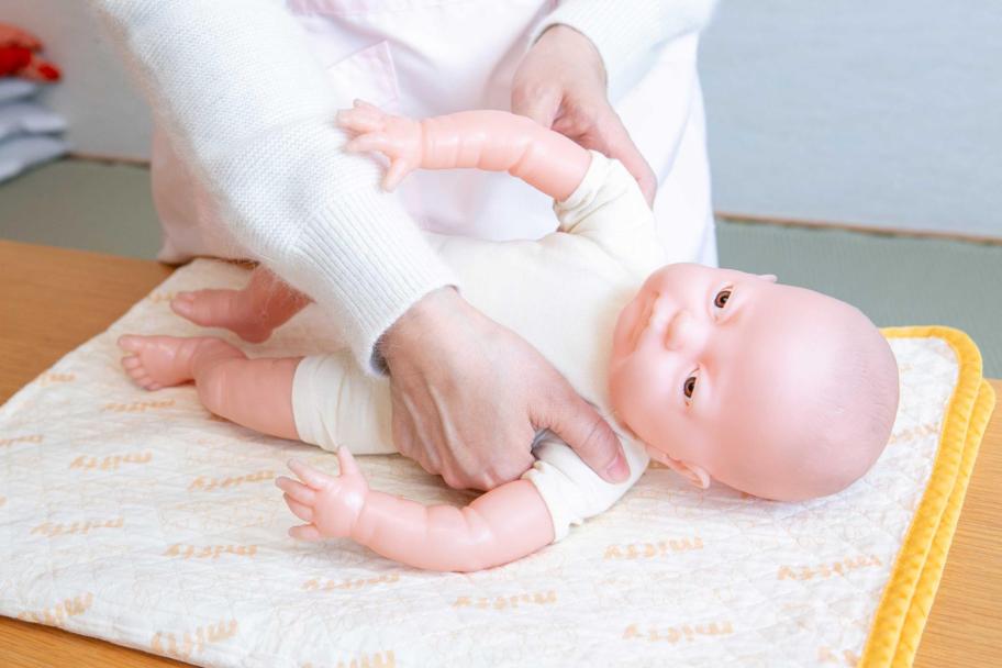 赤ちゃんの抱き上げ方写真