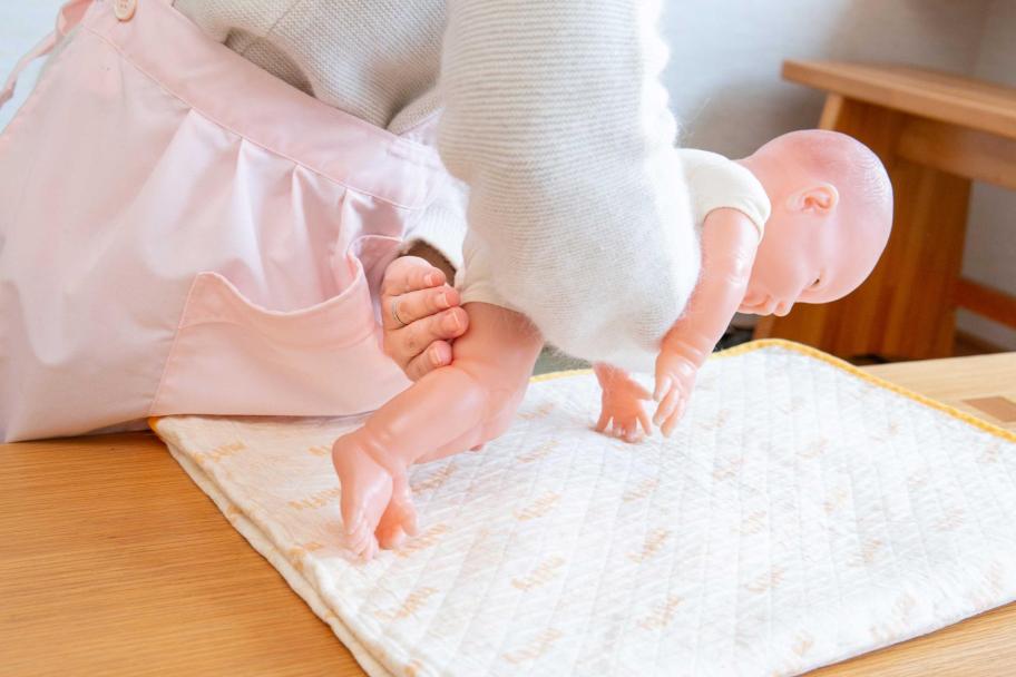 赤ちゃんの抱き上げ方写真
