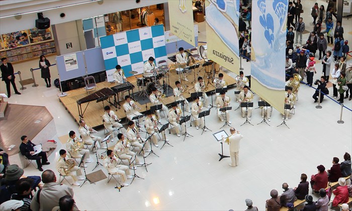 写真:音楽隊サンピアザでの演奏会の様子
