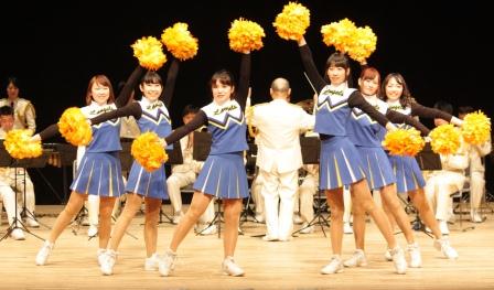写真:平成27年消防出初式でのカラーガーズのポンポン演技