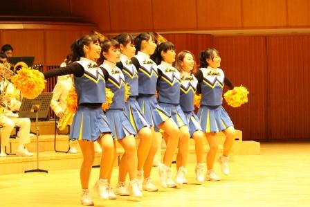 写真:平成27年ニューイヤーコンサートでのカラーガーズのポンポン演技