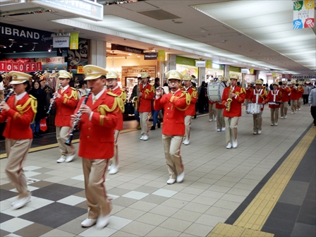 写真：令和2年札幌地下街消防出初式でのパレードの様子