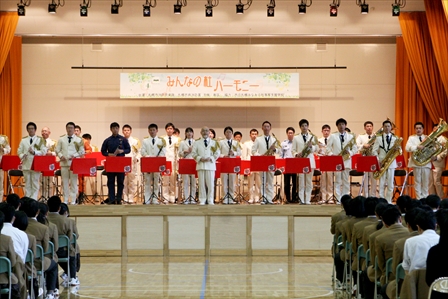 写真：札幌みなみの杜高等支援学校みんなの杜ハーモニーでの演奏