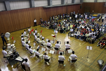 写真：消防学校体験入校での演奏の様子