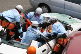 写真:交通事故車両からの救出訓練の様子