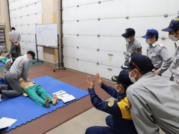 写真:胸骨圧迫シミュレーションの様子