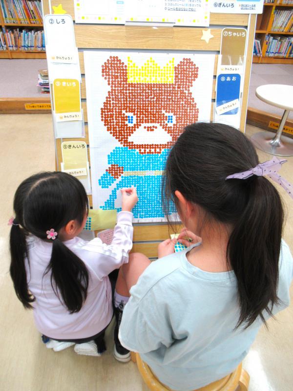 「シールでおえかき」写真1