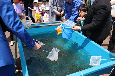 放流の様子1