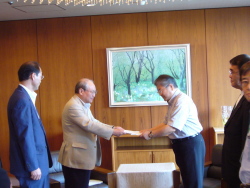 佐藤会長より上田市長へ手交