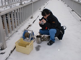 写真:河川水の臭い確認の様子