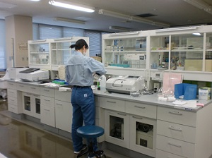 写真:水質試験の様子(1枚目)