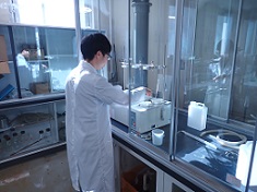 写真:水質試験の様子(3枚目)