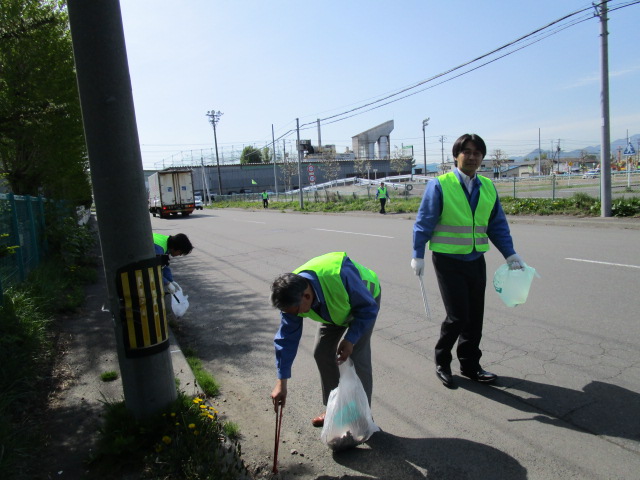 写真:北海道運搬機株式会社がごみを拾っている様子