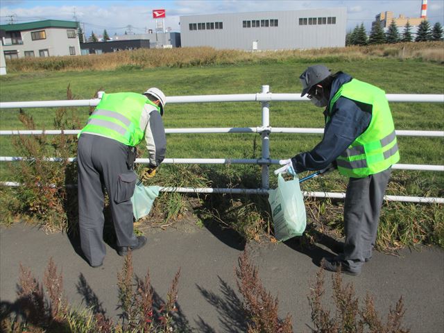 写真:ダイハツ工業株式会社北海道部品センターがごみを拾っている様子