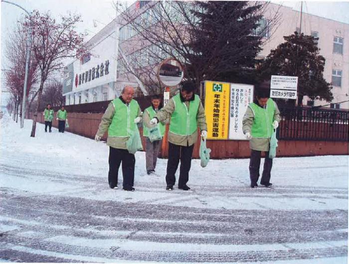 写真:世紀東急工業株式会社北海道支店がごみを探している様子