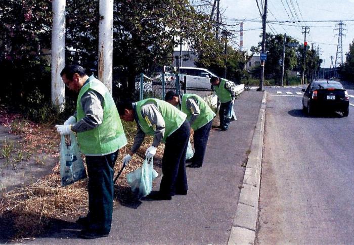写真：世紀東急工業株式会社北海道支店がごみを拾っている様子