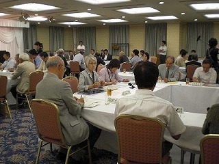 全体会の様子(佐藤氏)