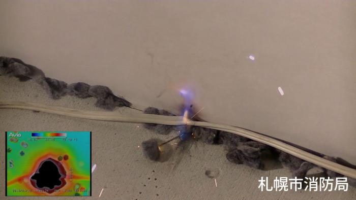 一部断線した電気配線から出火している画像