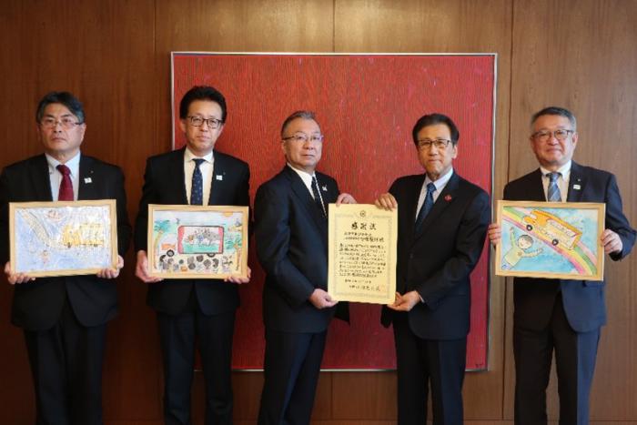 道路工業株式会社様からの寄附感謝状贈呈式の様子
