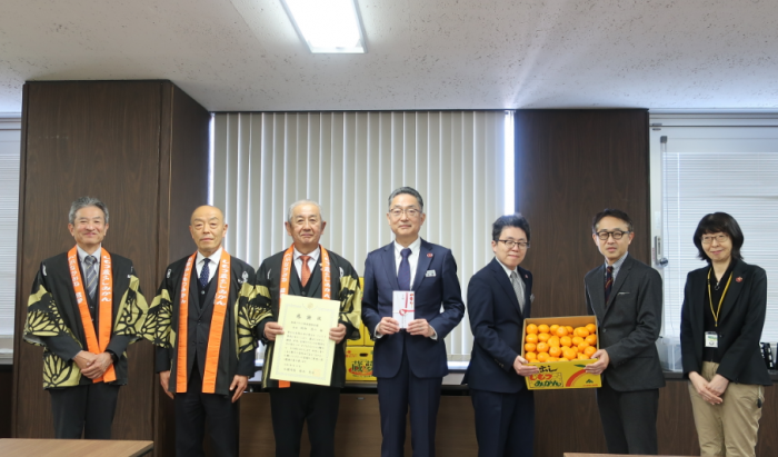 地域ブランド推進連絡会議の贈呈式の様子