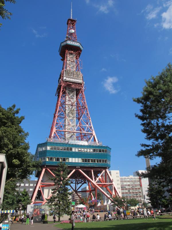 テレビ塔の写真(大通公園から望む)