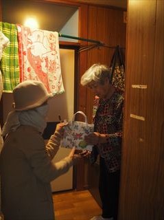 町内会活動写真(長寿のお祝い)